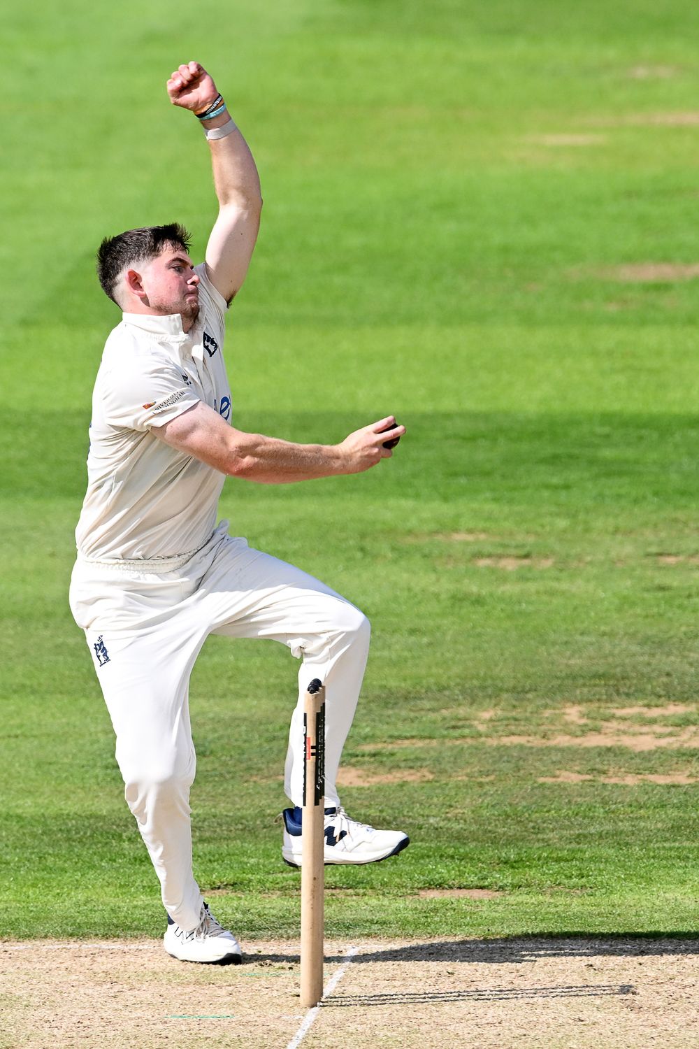 08.09.26 - Glamorgan v Warwickshire - Rothesay County Championship - Ethan Bamber of Warwickshire bowling
